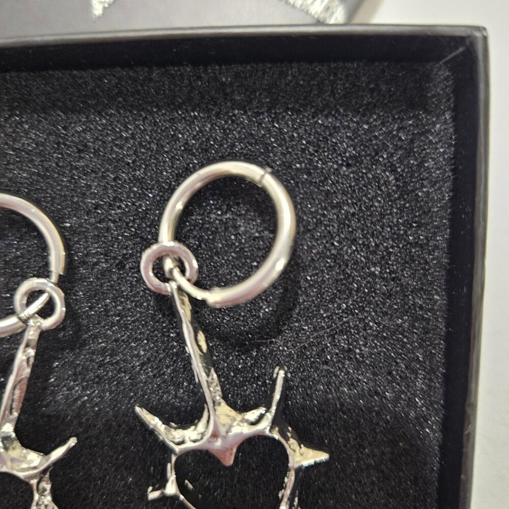 New GOTH SILVER HEART W ROSE BRIER THORNS DANGLE DROP EARRINGS  (NWOT) JEWELRY - Picture 3 of 4